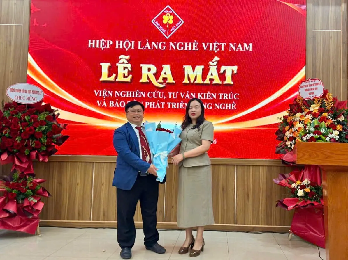 B&agrave; Ma Thị Thu, Vụ Tổ chức phi ch&iacute;nh phủ, tặng hoa ch&uacute;c mừng Viện trưởng.