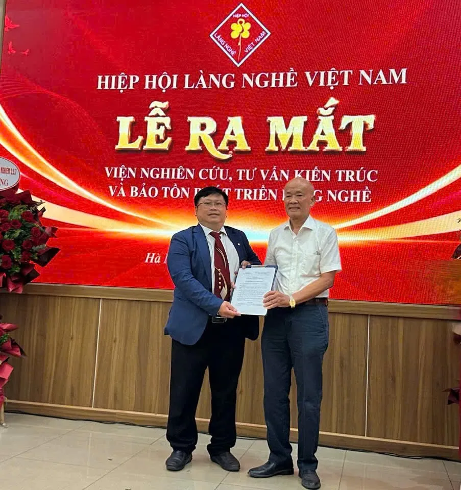 &Ocirc;ng Trịnh Quốc Đạt, Ủy vi&ecirc;n Ủy ban Mặt trận Tổ quốc Việt Nam - Chủ tịch Hiệp hội L&agrave;ng nghề Việt Nam trao quyết định cho Viện trưởng Viện Nghi&ecirc;n cứu, Tư vấn Kiến tr&uacute;c v&agrave; Bảo tồn ph&aacute;t triển L&agrave;ng nghề