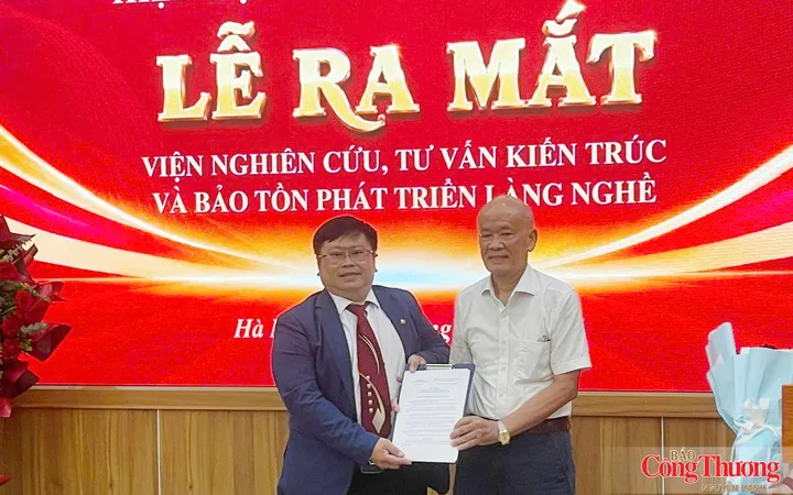 &Ocirc;ng Trịnh Quốc Đạt, Chủ tịch Hiệp hội L&agrave;ng nghề Việt Nam (b&ecirc;n tr&aacute;i), trao quyết định th&agrave;nh lập Viện Nghi&ecirc;n cứu, Tư vấn Kiến tr&uacute;c v&agrave; Bảo tồn ph&aacute;t triển L&agrave;ng nghề cho ThS.KTS Nguyễn Kh&aacute;nh Hiệp, Viện trưởng.